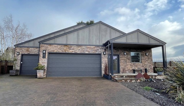Quiet and Unique Home in North Gilham Neighborhood 5 miles from Autzen Stadium