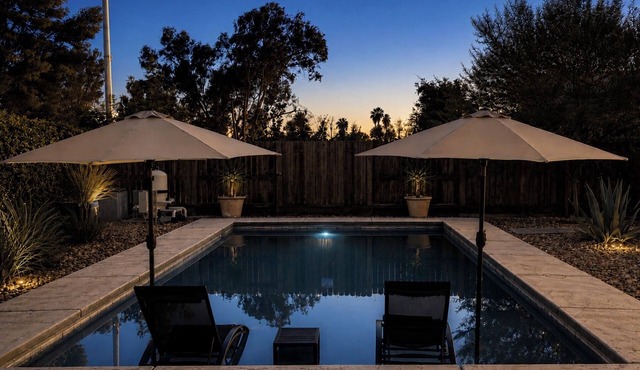 Quiet Clovis Retreat, Resort Pool, 80” Theater TV in Clovis