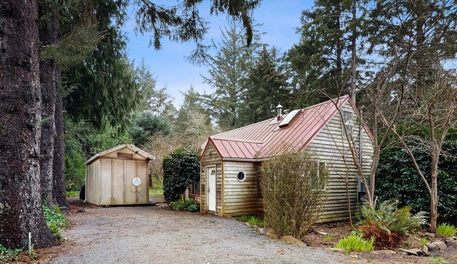 Quiet, Dog-Friendly Cabin Close to the Beach with WiFi and Tons of Character