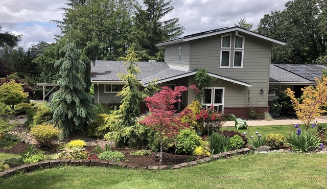 Quiet Neighborhood 2 Miles South Of Downtown. Large house can sleep 2-4 people.