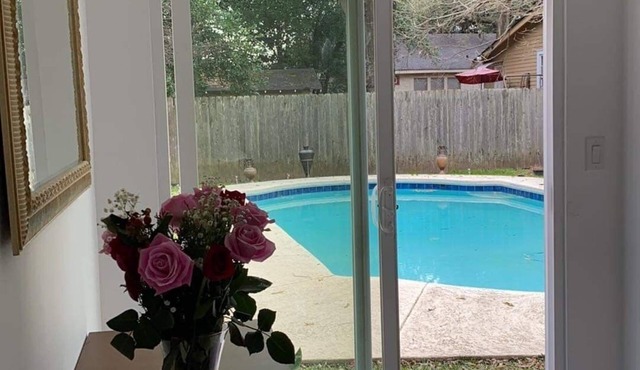 Quiet studio by the gardens with in-ground pool access, registered guests only.