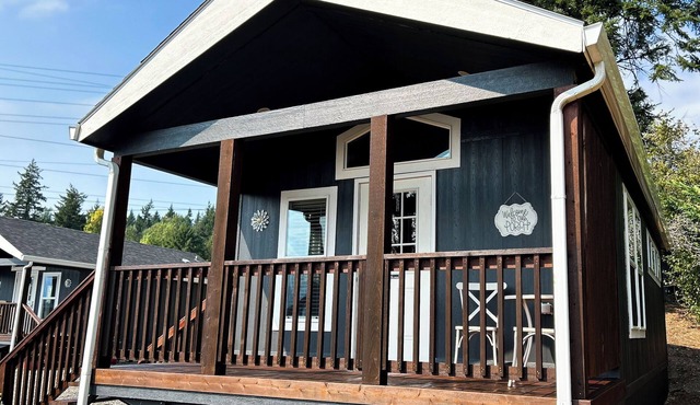 Red Bluff Cabin with Scenic Views at Maple Way Cabins