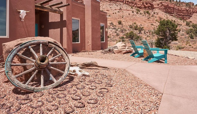 Red cliffs retreat on 4.5 acres