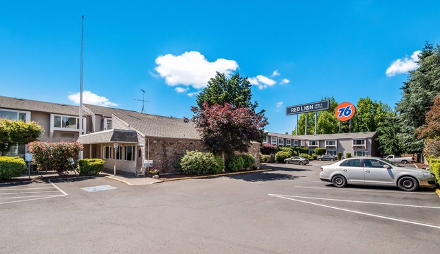 Red Lion Inn & Suites Salmon Creek .