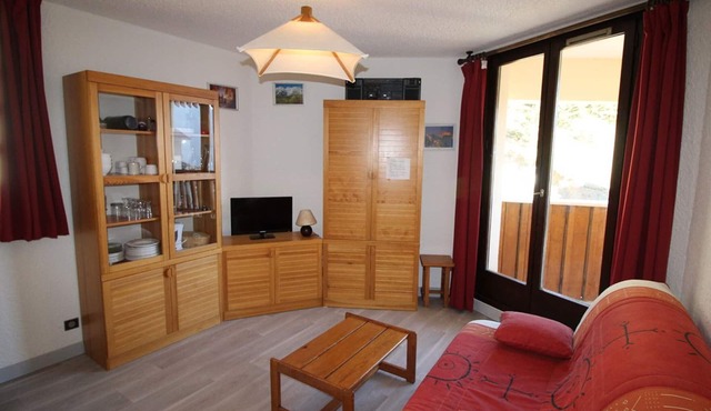 Refurbished studio cabin for 4 at ski slopes, near shops, ESF and sledging in Auris