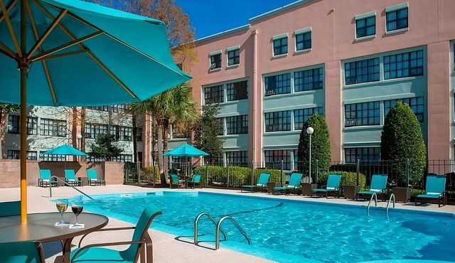 Relax and Recharge! TWO Pet-friendly Suites with Free Breakfast, Swimming Pool!