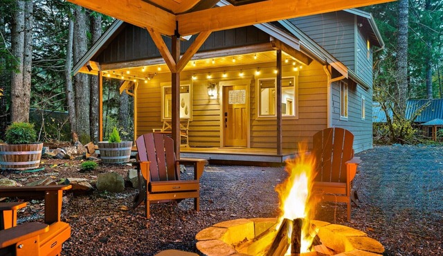 Relax by Rainier: Cozy Luxe King, Full Kitchen, Covered Fire Pit, 5 mi to Park