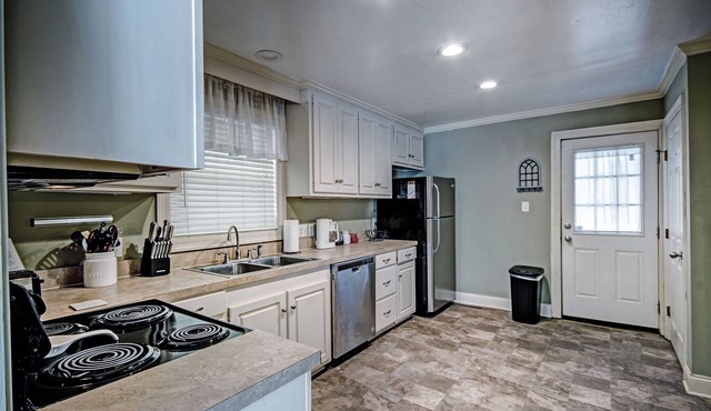 Relax in Shady Oaks Near Hospitals & Dining