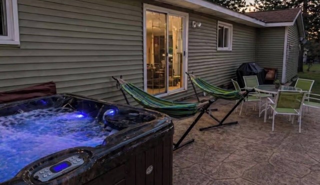 Relax near CMU and Casino with hot tub and fireplace