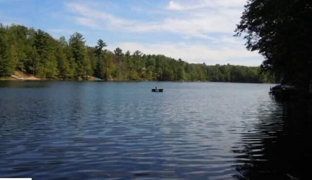 Relax On a Private Lake! Minutes from Traverse City
