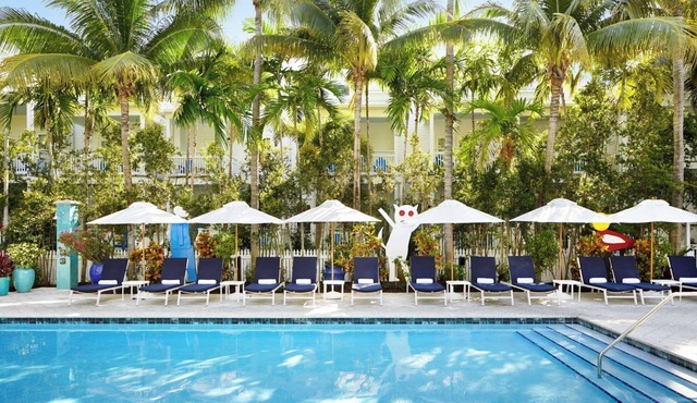 Relaxing Beach Getaway, with Onsite Pools, parking, Shuttle Service!
