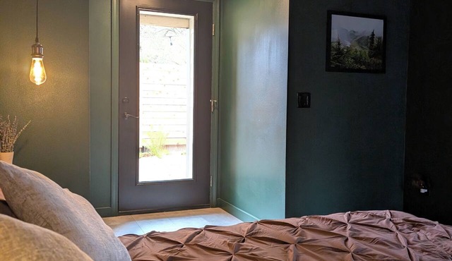 Relaxing Couples Getaway with Hot Tub near downtown Silverton