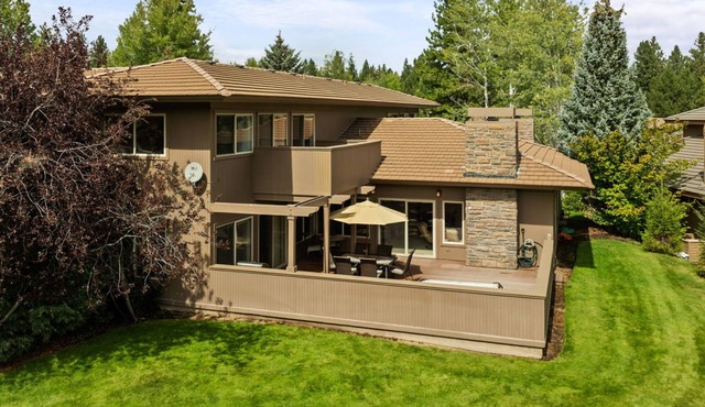 Relaxing gem on the green! Hot tub! Double Suite!