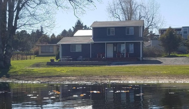 Relaxing Lakefront, Close to Beach, Family Friendly, Quiet Neighborhood.