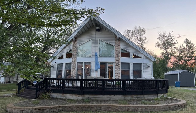 Relaxing Refuge: Lakefront Cottage