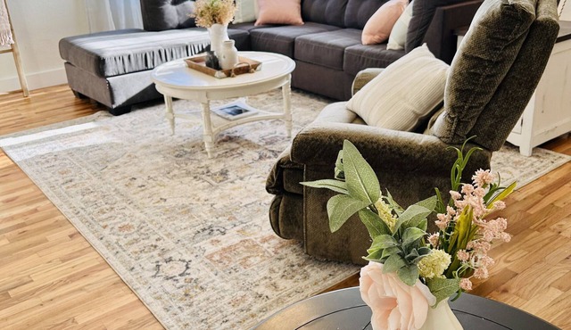 Remodeled, cozy, vintage charmer