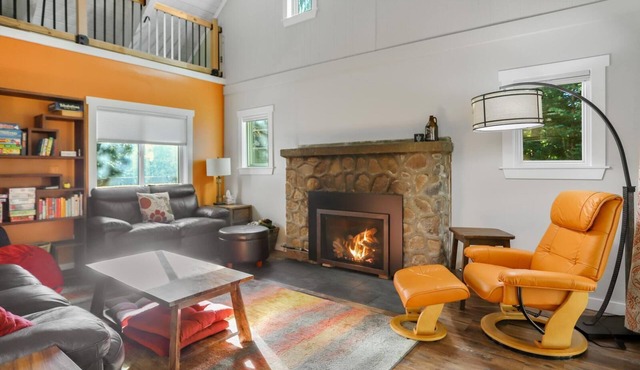 Remodelled Pet Friendly Cabin on Camp Creek with Covered Deck and Fireplace.