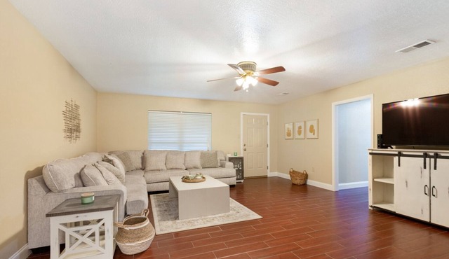 Restaurants, Shopping, LSU - Trendy Remodel Excellent Location - Siegen and I-10