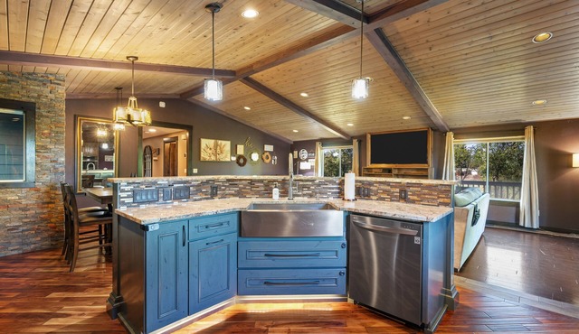 Riley Ranch, Mountain Views & Hot Tub