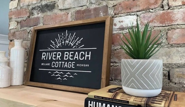 River Beach Cottage - Cozy home in the heart of beautiful downtown Bellaire.