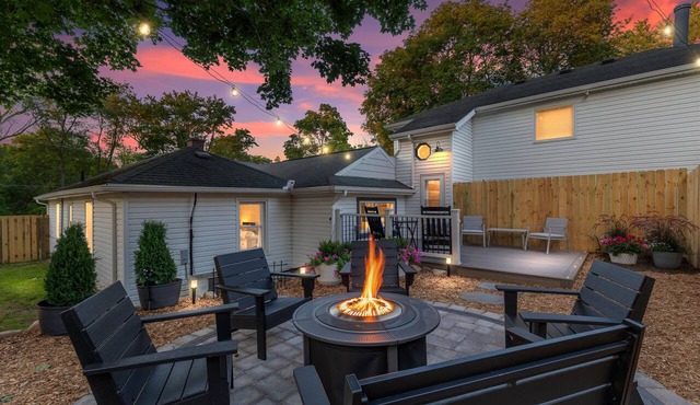 River Rock Guest House - A Quiet Haven w/Firepit, Walking & Biking River Trails