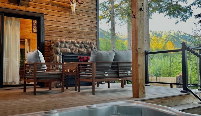 River Vista Cabin with Mountain Views