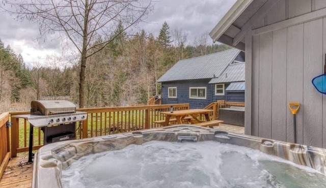 Riverbend Cabin Hot Tub, River Front Dog Friendly