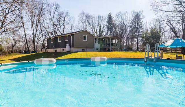 Riverfront- 3 Hole Golf Course - Pool - Hot Tub - Sauna - 2 Game Rooms