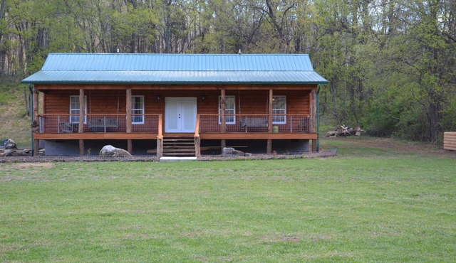 Riverfront Log Cabin, Private Hot Tub, Fireplace, River Access, Universal Access