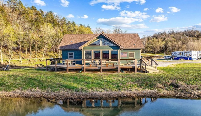 Riverfront Luxury Cabin Retreat with Breathtaking Views on the Banks of the Arkansas White River