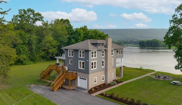 Riverfront Manor - Beautiful view and setting! in Dauphin