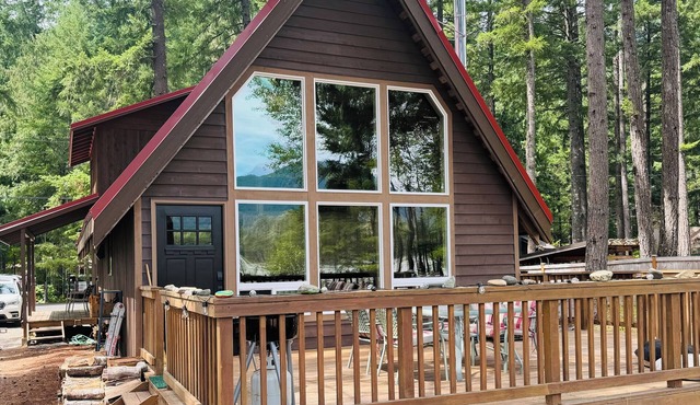Riverfront mountain view cabin with WiFi in Packwood