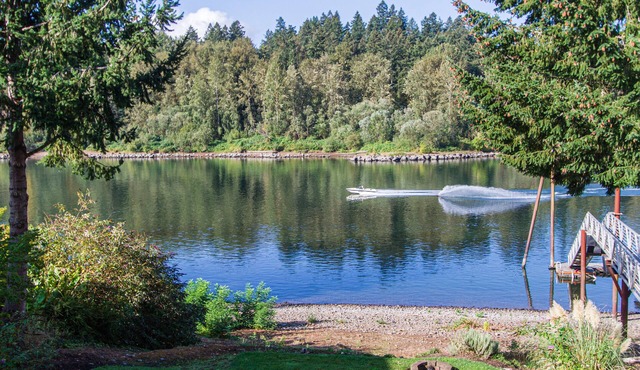 Riverfront Portland Area Cottage. The ultimate romantic and peaceful retreat!