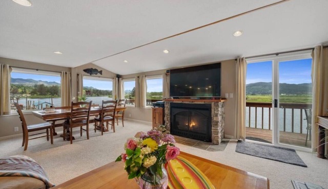 *Riverfront*Pvt Dock*Game Room*6 mins to Beach*