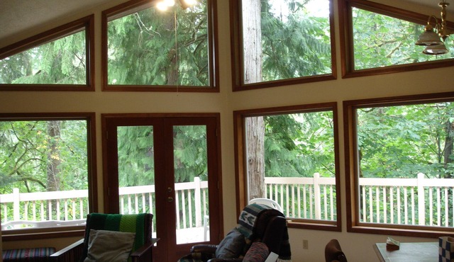 RIVERFRONT RETREAT, RELAX! EZ I-5 access Portland,OR.-Seattle,WA. Book it today