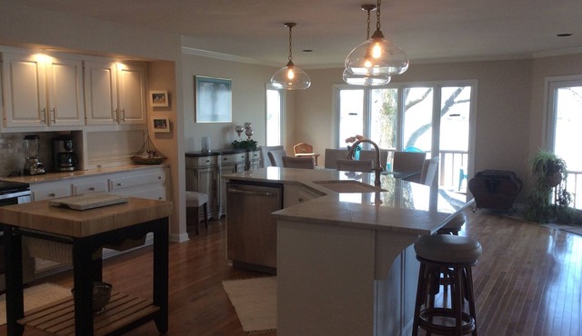 Riverfront retreat. Stunning view. Dock. 20 minutes to downtown Louisville. in Prospect