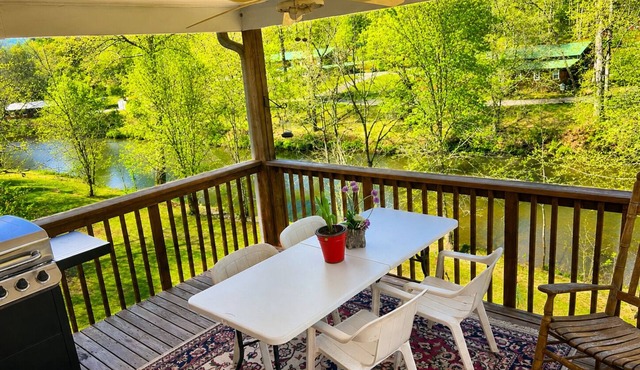 Riverfront Smoky Mountain Retreat between Franklin & Highlands & Waterfalls