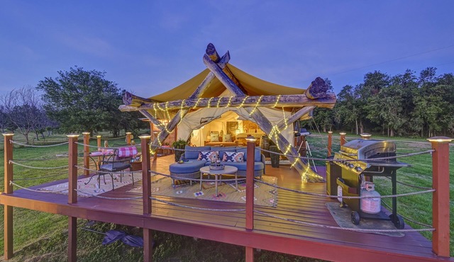 Riverfront Yurt, AC, Hot tub, Kayaks, Movie Projector, Fire Pit