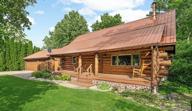 Riverside Log Cabin: Hot Tub & Sauna & Fire pit +King Beds Retreat in Cherry Valley