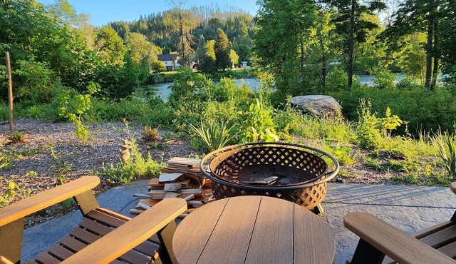 RiverSong - Charming McKenzie Riverside Guest House