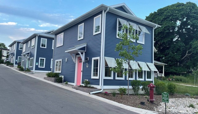 Riverwalk 100 on Pine River townhome with gourmet kitchen~2 BR can sleep 8.