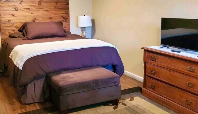 Robin's Nest Queen Suite with Private Bath