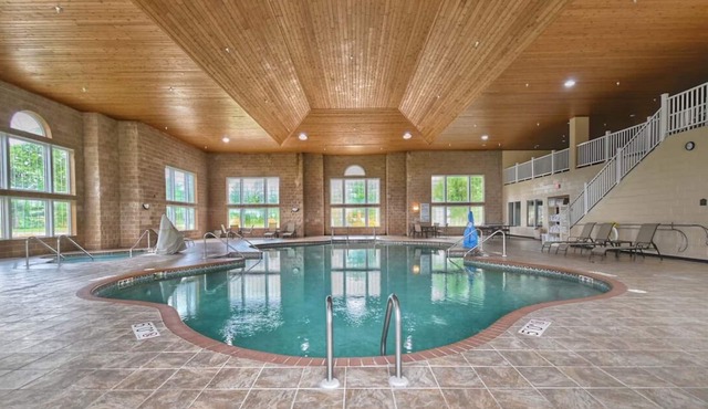 Romantic Island Getaway! Pet-Friendly Unit w/Pool & Dining | Free Parking!