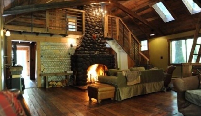 Romantic Mt. Hood Streamside Retreat, Hot Tub, BBQ, Fast WiFi. Pets Welcome, Ski