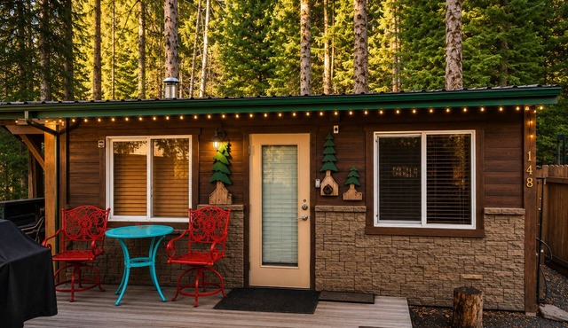 Romantic Small Cabin in the Woods. Fireplace,Hot tub,A/C,Firepit,WiFi, Mt Rainer