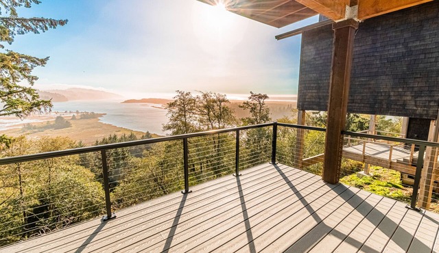 Romantic studio apartment with private deck, work space and incredible views!
