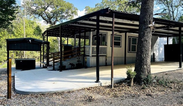 Romantic Tiny Home with Private Hot Tub & Sauna Surrounded by Nature in Eustace, Texas in Eustace