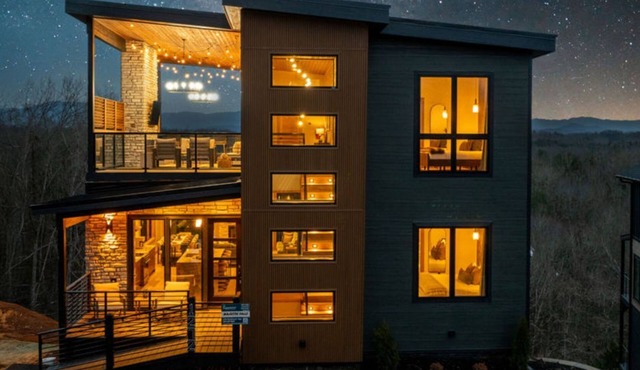 Rooftop Deck w Fireplace, Pool w/Grotto, Game Room, Hot Tub, Panoramic Views