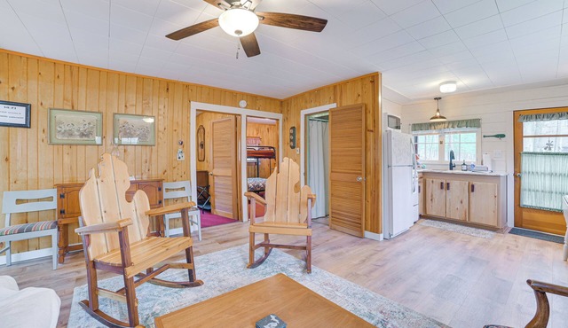 Roscommon Cabin < Half-Mi to Higgins Lake!