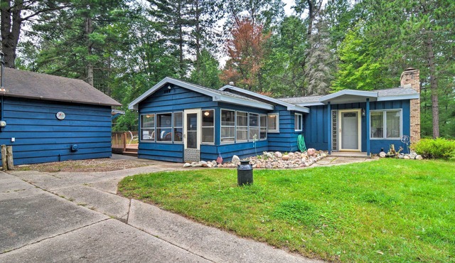 Roscommon Cabin w/Fire Pit: Walk to Higgins Lake!